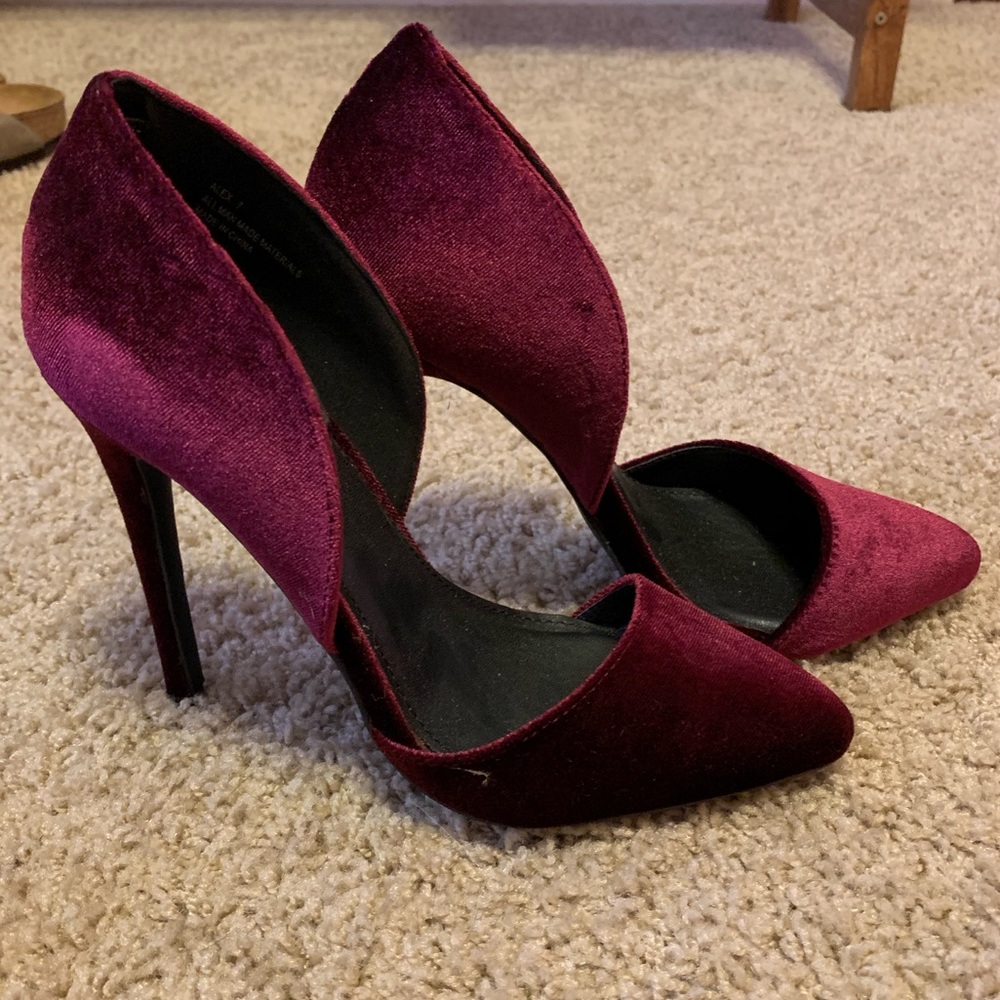 Pointed velvet heels
